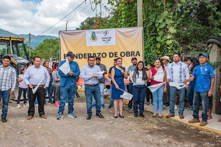 DAN BANDERAZO DE REHABILITACIÓN DE CALLE EN ZACAMITLA