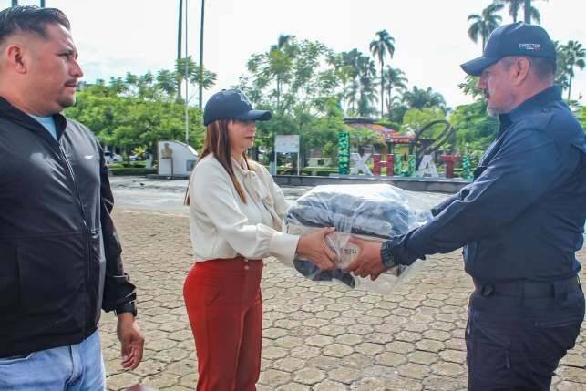 ENTREGAN UNIFORMES A POLICÍA DE IXHUATLÁN DEL CAFÉ
