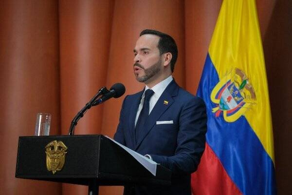 DE LA ESPRIELLA ANUNCIA INGRESO DE POLICÍA A UNIVERSIDADES DE COLOMBIA