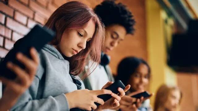 UNIÓN EUROPEA VETARÁ LAS REDES SOCIALES A MENORES DE 13 AÑOS