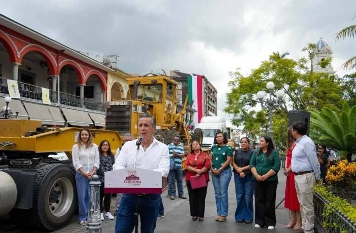 DA AYUNTAMIENTO DE CÓRDOBA BANDERAZO A MAQUINARIA DE LA SIOP PARA REHABILITACIÓN DE CAMINOS RURALES 