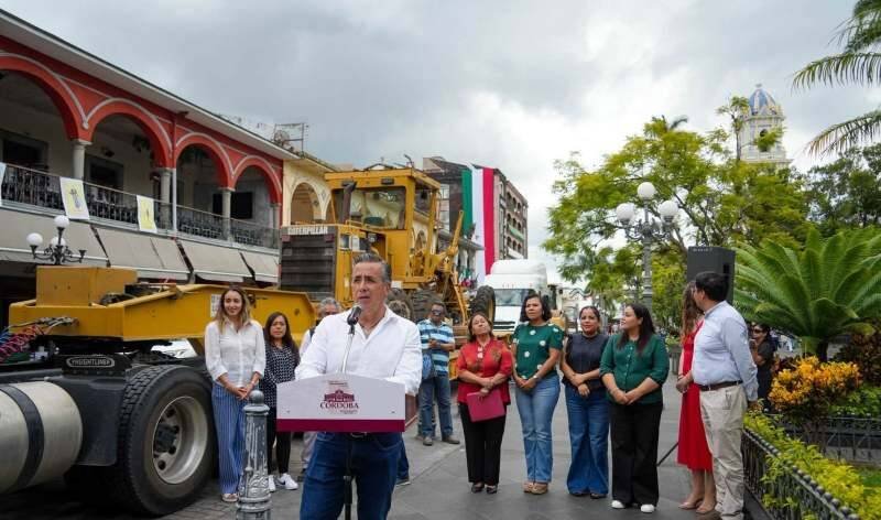 DA AYUNTAMIENTO DE CÓRDOBA BANDERAZO A MAQUINARIA DE LA SIOP PARA REHABILITACIÓN DE CAMINOS RURALES 
