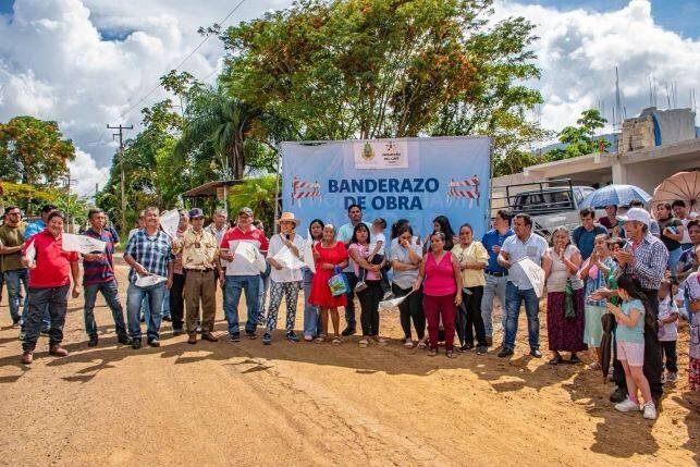 VIRIDIANA BRETÓN DA CUATRO BANDERAZOS DE OBRA EN LAS COMUNIDADES