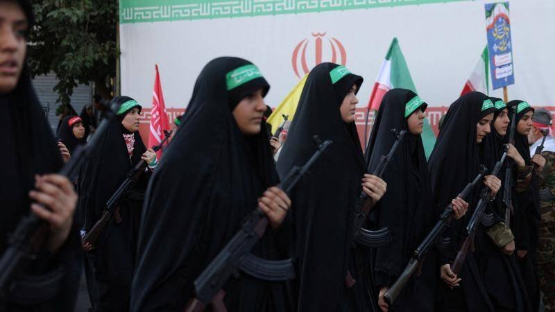 IRÁN MOVILIZA A MÁS DE 300 MIL VOLUNTARIOS PARA SU “DEFENSA TOTAL” TRAS SIETE MESES DE GUERRA