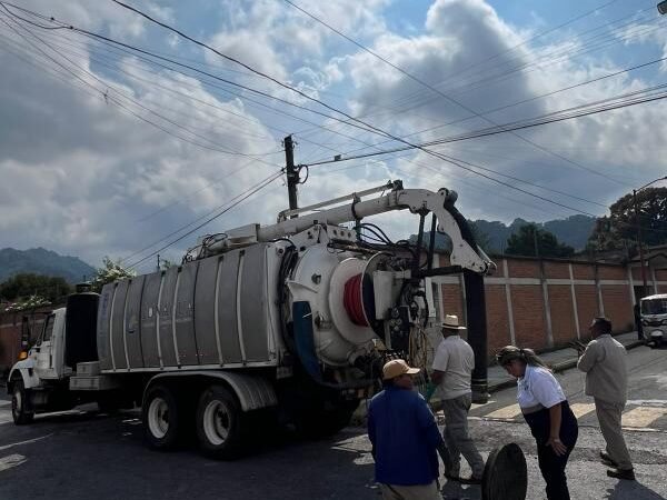 REFUERZAN PROGRAMA DE DESAZOLVE DE DRENAJE EN HUATUSCO