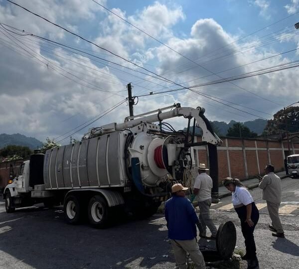 REFUERZAN PROGRAMA DE DESAZOLVE DE DRENAJE EN HUATUSCO