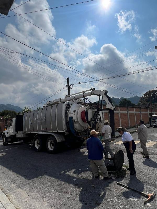 REFUERZAN PROGRAMA DE DESAZOLVE DE DRENAJE EN HUATUSCO
