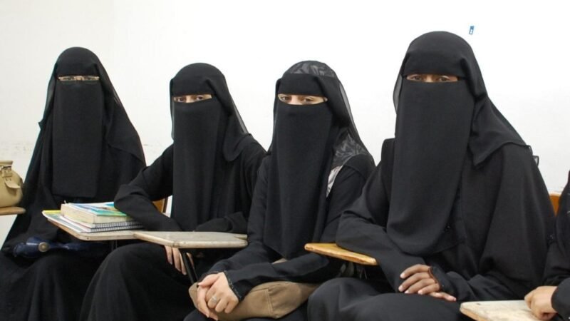 ITALIA PROHÍBE BURKAS Y NIQABS EN LAS ESCUELAS