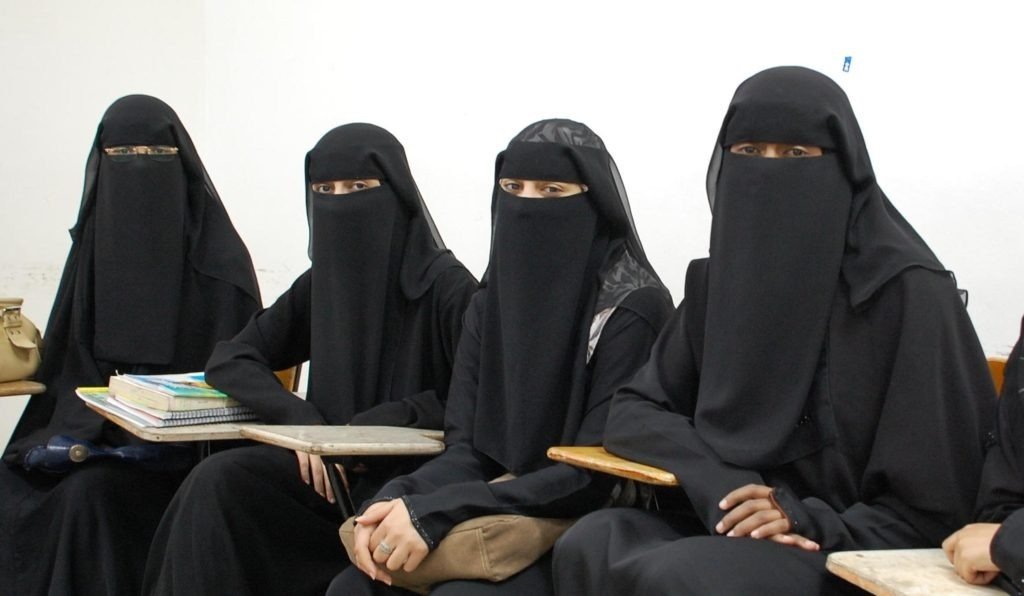 ITALIA PROHÍBE BURKAS Y NIQABS EN LAS ESCUELAS