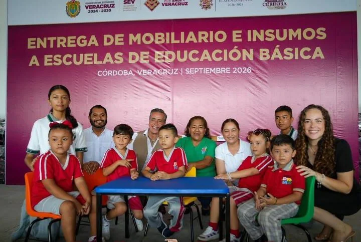ALCALDE DE CÓRDOBA ENTREGA APOYOS A 163 ESCUELAS