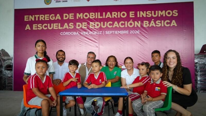 ALCALDE DE CÓRDOBA ENTREGA APOYOS A 163 ESCUELAS