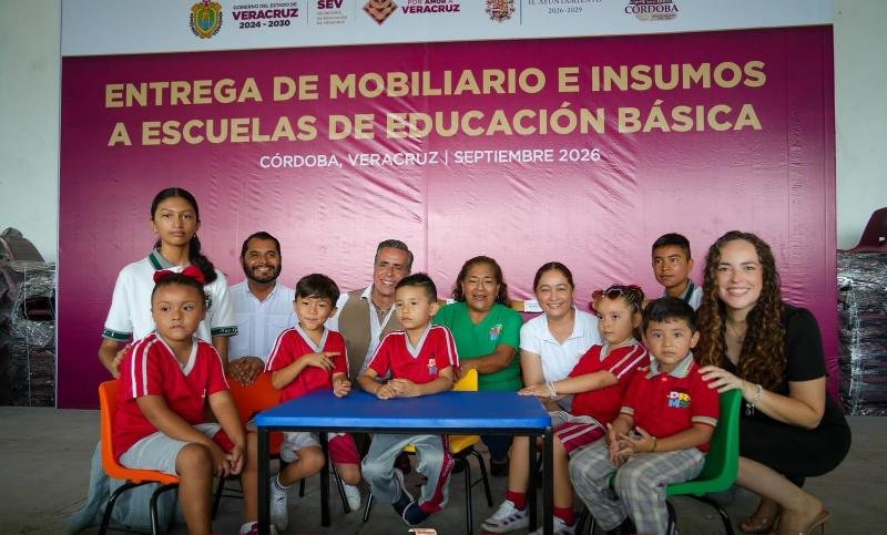 ALCALDE DE CÓRDOBA ENTREGA APOYOS A 163 ESCUELAS