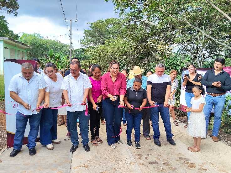 ALCALDESA DE ZENTLA INAUGURA OBRA EN EL POCHOTE