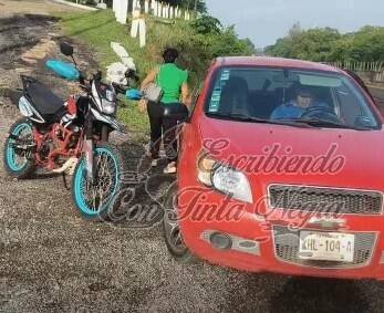 SE ESTRELLAN MOTOCICLISTAS CONTRA AVEO QUE INTENTABA INGRESAR A MOTEL