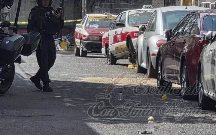 BALEAN A JOVENCITA AFUERA DE UNA ESCUELA