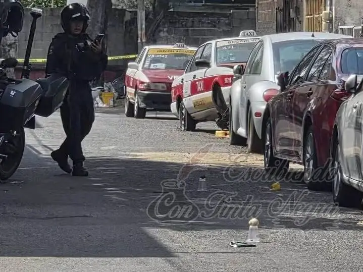 BALEAN A JOVENCITA AFUERA DE UNA ESCUELA
