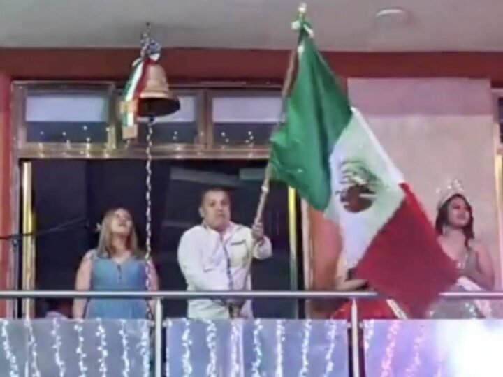 ONDEAN BANDERA AL REVÉS DURANTE EL GRITO DE INDEPENDENCIA EN PISAFLORES, HIDALGO