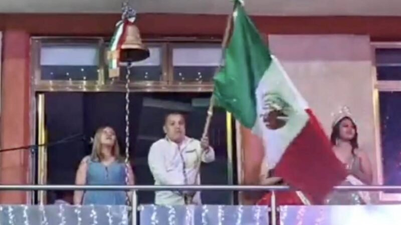 ONDEAN BANDERA AL REVÉS DURANTE EL GRITO DE INDEPENDENCIA EN PISAFLORES, HIDALGO