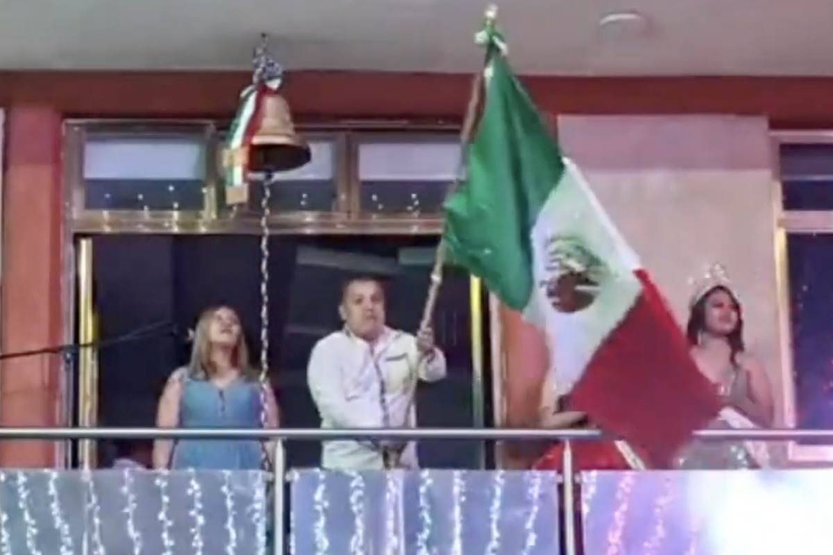 ONDEAN BANDERA AL REVÉS DURANTE EL GRITO DE INDEPENDENCIA EN PISAFLORES, HIDALGO