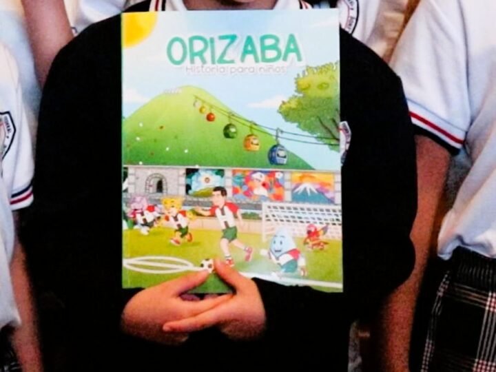 ENTREGAN LIBRO “ORIZABA HISTORIA PARA NIÑOS” A ESTUDIANTES DE PRIMARIA