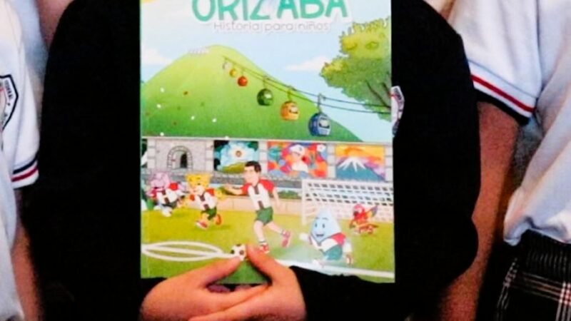 ENTREGAN LIBRO “ORIZABA HISTORIA PARA NIÑOS” A ESTUDIANTES DE PRIMARIA
