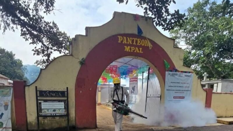 REALIZAN ABATIZACIÓN Y FUMIGACIÓN EN PANTEÓN DE YANGA PREVIO A DÍA DE MUERTOS