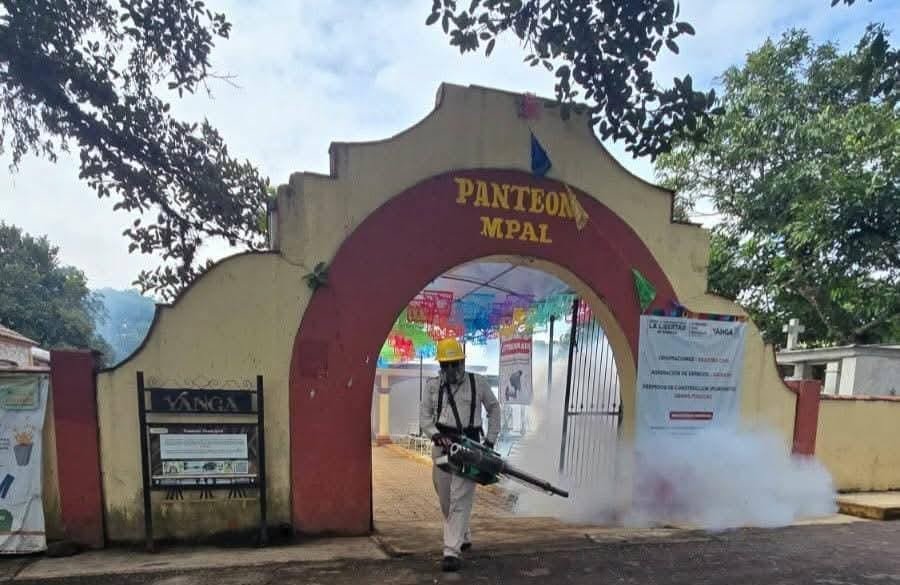 REALIZAN ABATIZACIÓN Y FUMIGACIÓN EN PANTEÓN DE YANGA PREVIO A DÍA DE MUERTOS