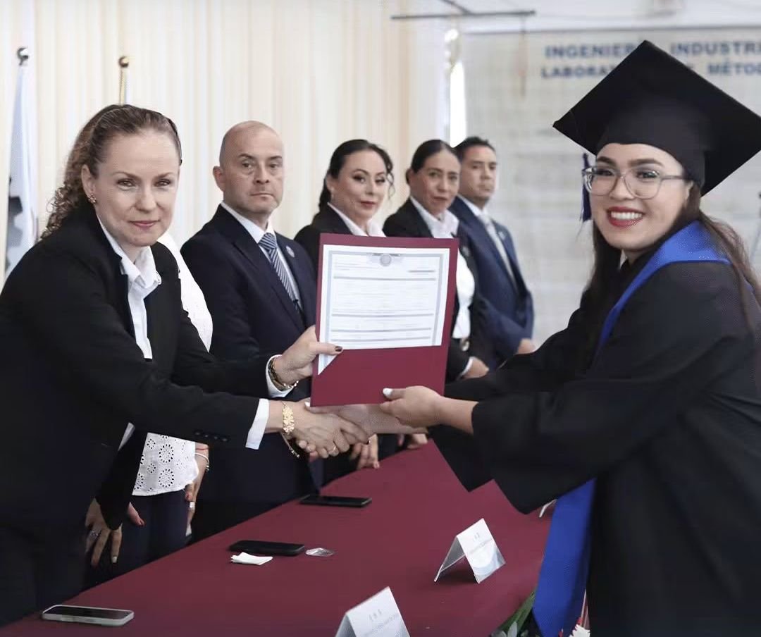 INSTITUTO TECNOLÓGICO SUPERIOR DE HUATUSCO ENTREGA TÍTULOS