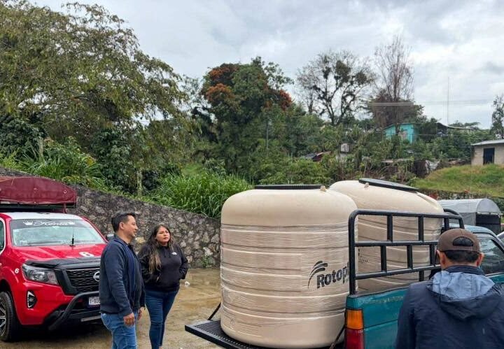 ENTREGAN TANQUES DE ALMACENAMIENTO DE AGUA EN TOTUTLA