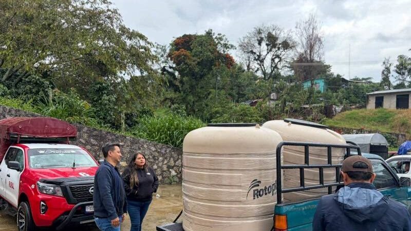 ENTREGAN TANQUES DE ALMACENAMIENTO DE AGUA EN TOTUTLA