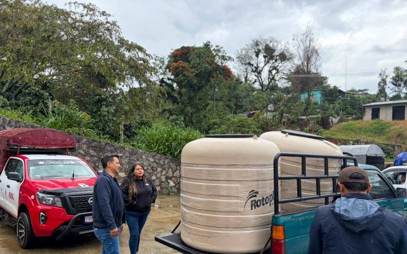 ENTREGAN TANQUES DE ALMACENAMIENTO DE AGUA EN TOTUTLA