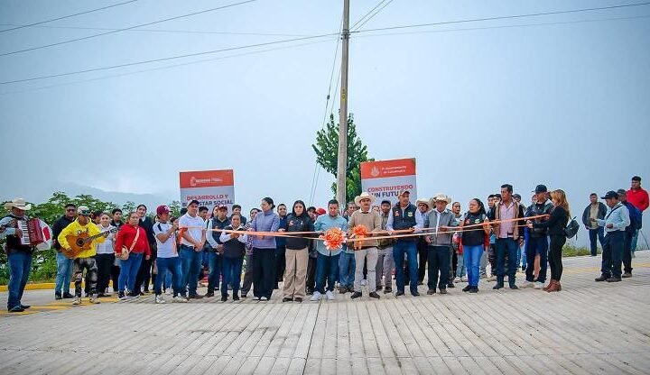 ALCALDE DE CALCAHUALCO ENTREGA OBRAS EN AHUATEPEC