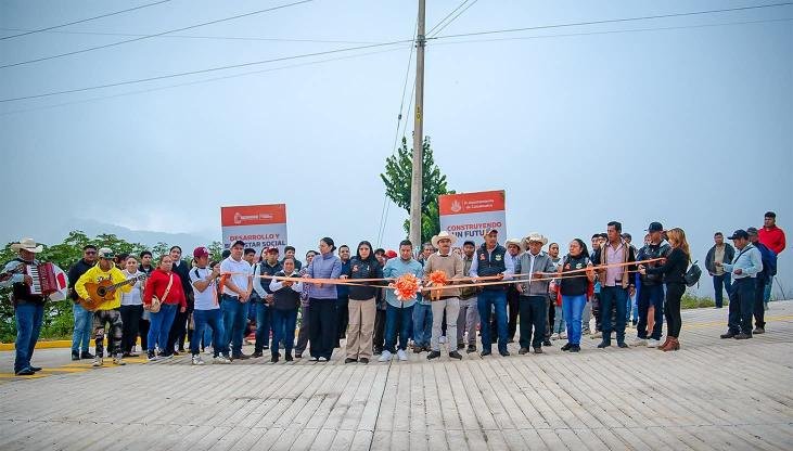 ALCALDE DE CALCAHUALCO ENTREGA OBRAS EN AHUATEPEC