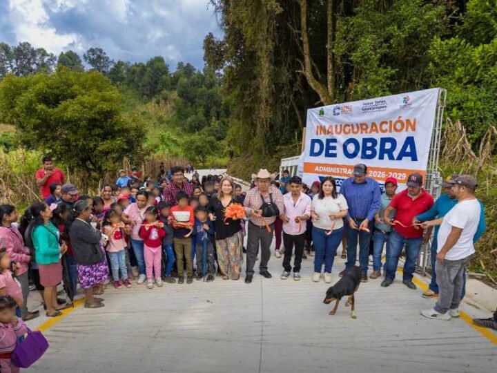 ARMANDO REYES MUÑOZ INAUGURA OBRA EN TRES AGUAS