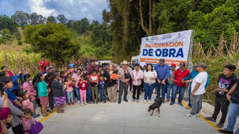 ARMANDO REYES MUÑOZ INAUGURA OBRA EN TRES AGUAS