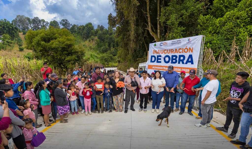 ARMANDO REYES MUÑOZ INAUGURA OBRA EN TRES AGUAS
