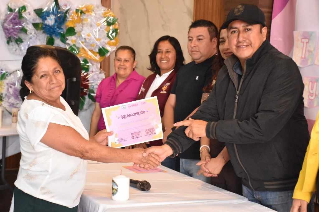 CLAUSURAN TALLER DE CORONAS Y VELAS EN ALPATLÁHUAC