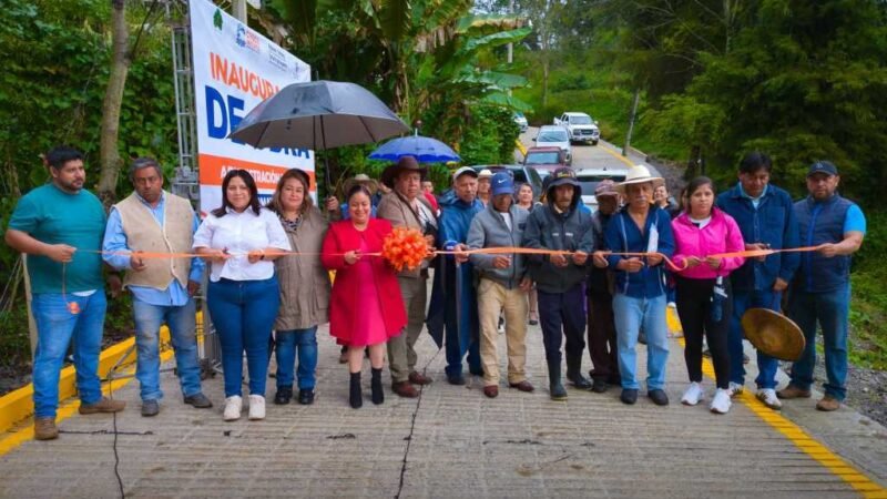 ENTREGA ALCALDE DE COSCOMATEPEC OBRA EN TLAMAPA