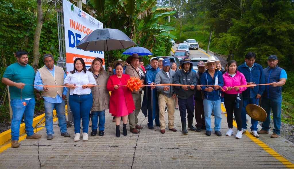 ENTREGA ALCALDE DE COSCOMATEPEC OBRA EN TLAMAPA