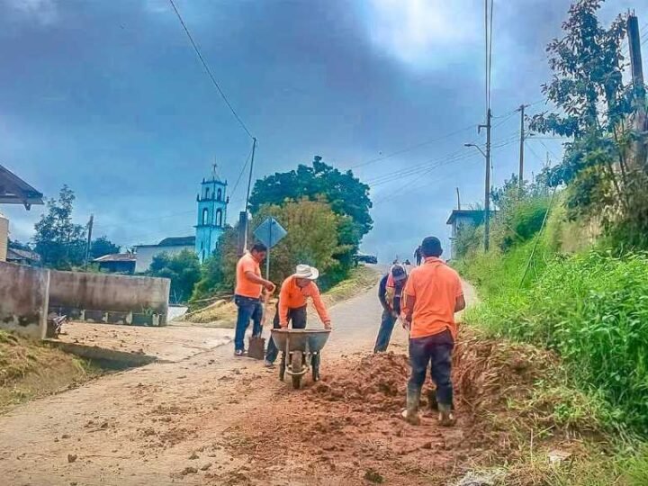 REALIZAN LIMPIEZA DE CAMINOS DE CALCAHUALCO