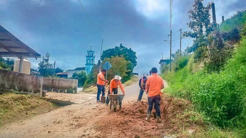 REALIZAN LIMPIEZA DE CAMINOS DE CALCAHUALCO