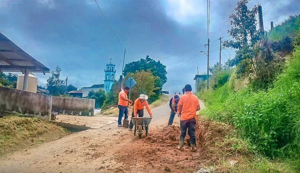 REALIZAN LIMPIEZA DE CAMINOS DE CALCAHUALCO