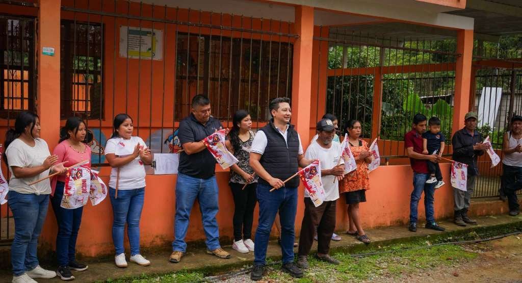 ALCALDE DE TOTUTLA DA BANDERAZO DE OBRA EN CHACHAXTLA