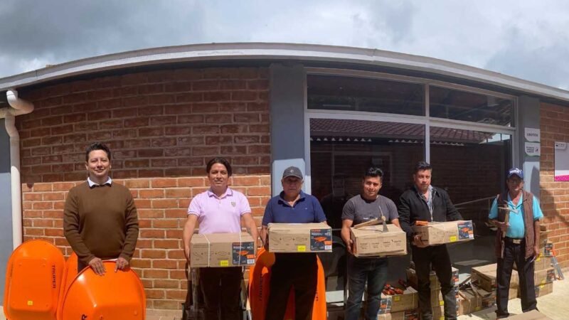 ENTREGAN PAQUETES DE HERRAMIENTAS EN TOTUTLA