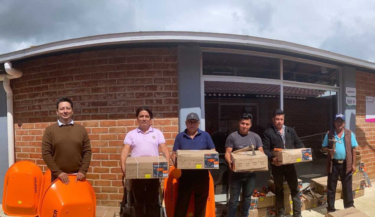 ENTREGAN PAQUETES DE HERRAMIENTAS EN TOTUTLA