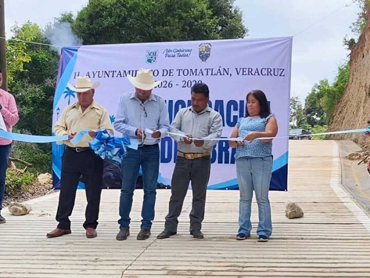 ALCALDE DE TOMATLÁN INAUGURA OBRA EN CRUZ VERDE