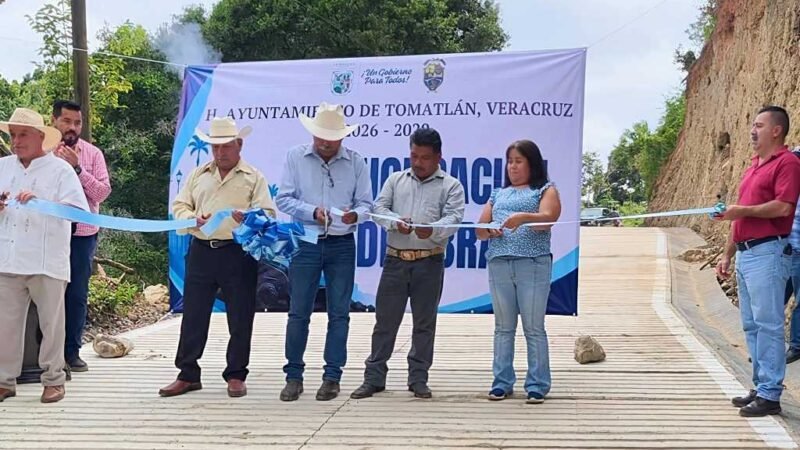 ALCALDE DE TOMATLÁN INAUGURA OBRA EN CRUZ VERDE