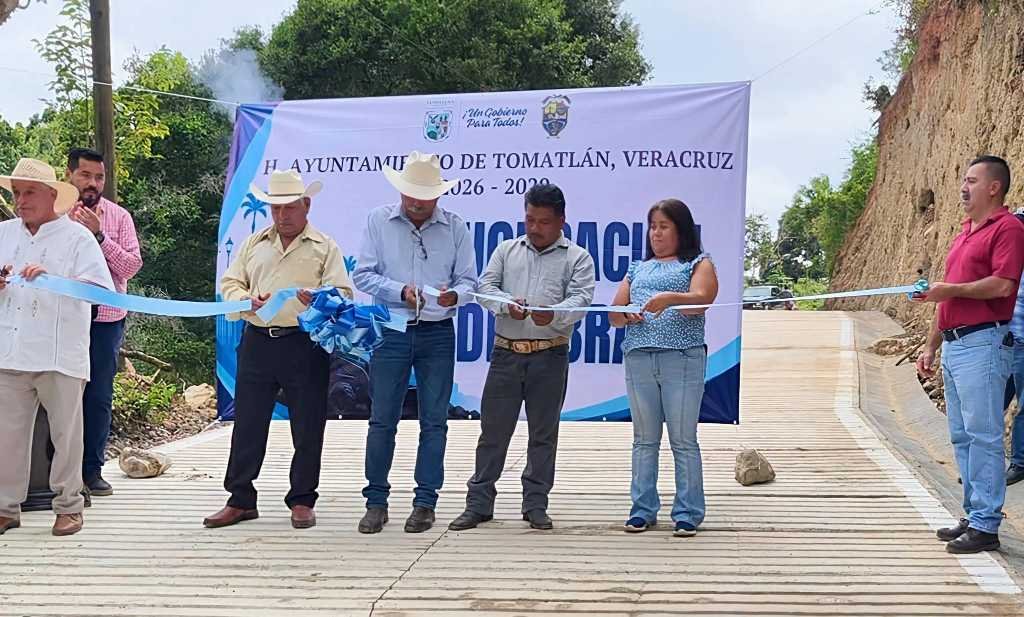 ALCALDE DE TOMATLÁN INAUGURA OBRA EN CRUZ VERDE