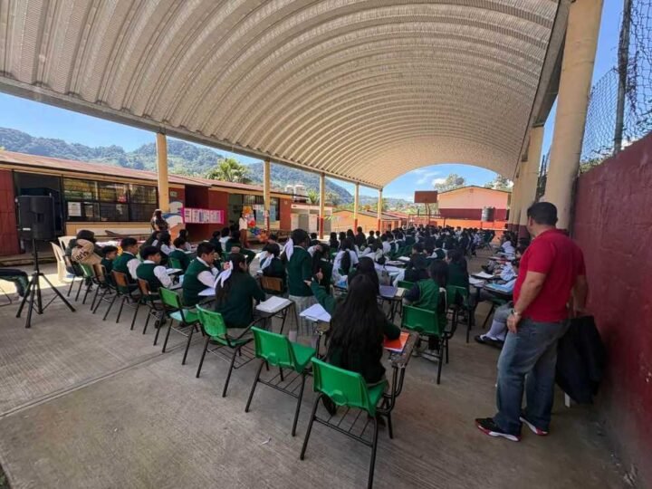 IMPARTEN TALLER CONTRA LAS ADICCIONES EN TETLA