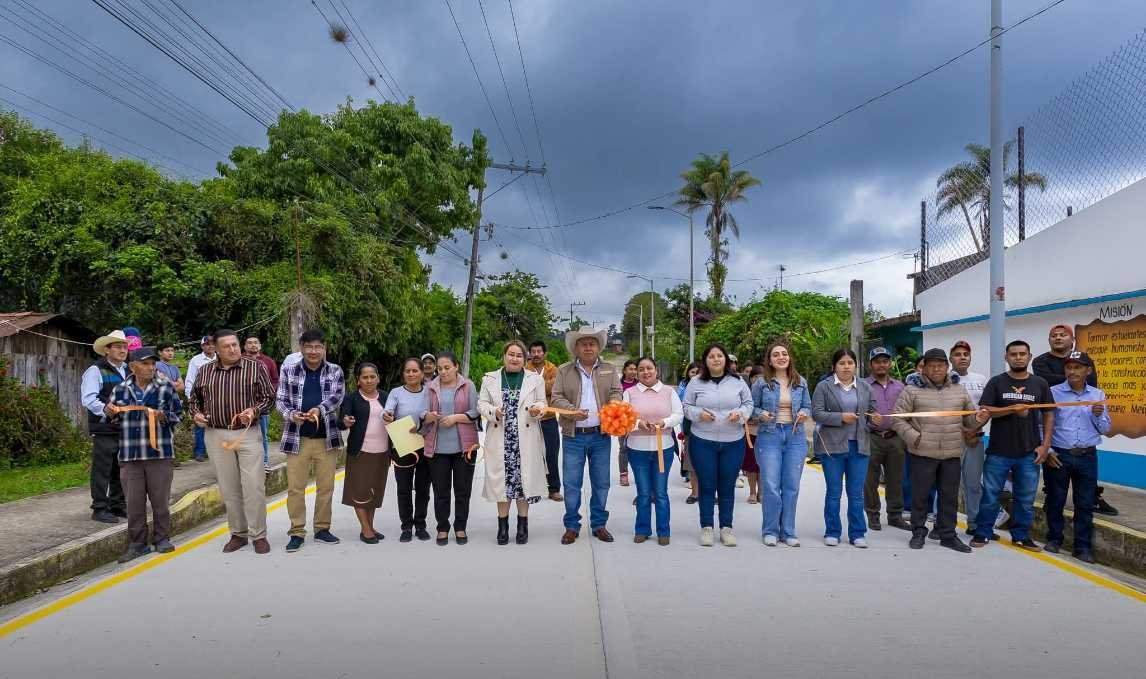 INAUGURA ALCALDE DE COSCOMATEPEC PAVIMENTACIÓN EN TOZONGO